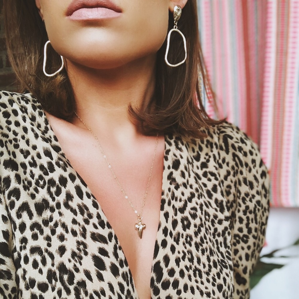 Last 1✨🆕Aretha Gold Shark Tooth Pendant Necklace - Picture 4 of 8